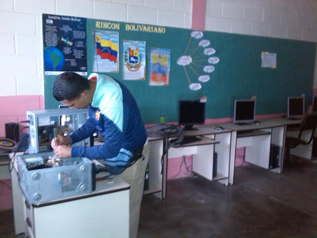 CbitRancheria's tweet photo. Jornada reparación y recuperación de equipos del CBIT el portón,  Sta Cruz de Mora @FundabitMerida https://t.co/OdE760wjjp