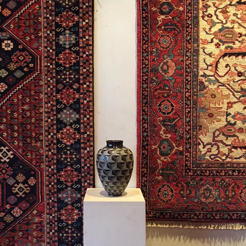 AplusCJp's tweet image. デンマーク陶芸家のベンテさん作品とミーリー工房の絨毯の美しい組み合わせ。
#aplusc #bentebhansen #大磯うつわの日 #陶器#デンマーク#世代工房 ift.tt/2z94SwV