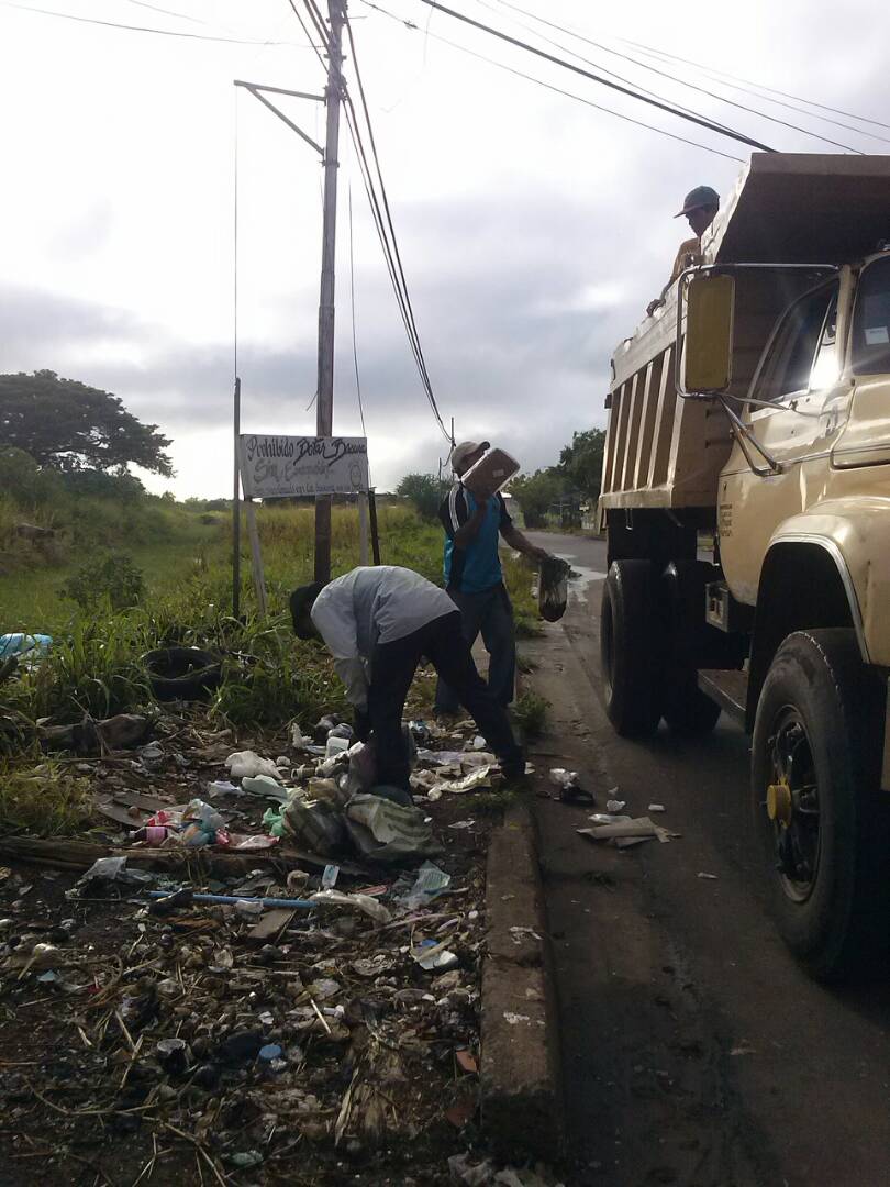 AlcaldiaPiar's tweet photo. Fundación Yocoima sigue plan de Saneamiento, recolección de desechos solidos en los sectores de Upata por una Ciudad mas Limpia https://t.co/qQWl8xXqYv