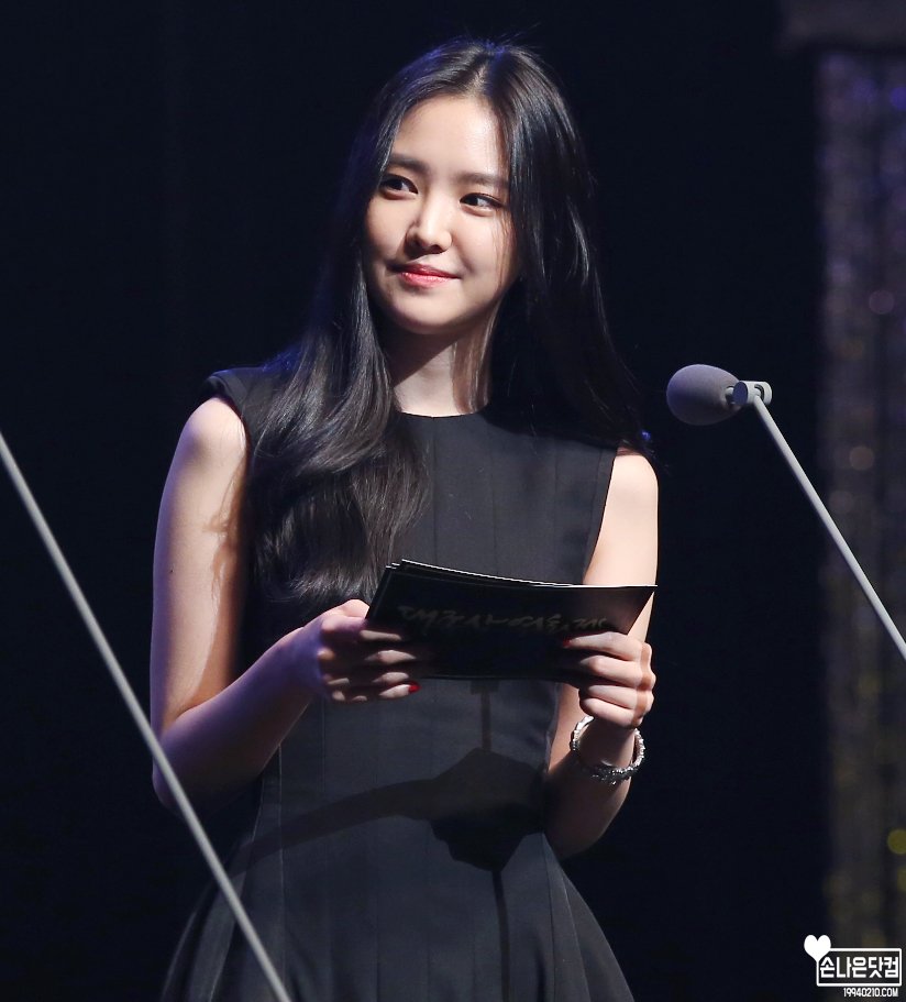 sonnaeun_com's tweet photo. 171025 #대종상 영화제 시상식 #에이핑크 #손나은 (@Apinksne ) https://t.co/iFKbLalC6S
#내년에는_시상자가_아닌_수상자의_모습으로_볼수있길 #여곡성_영화_촬영_화이팅 #블랙나은 #나은시 https://t.co/Ia6muBgFsP