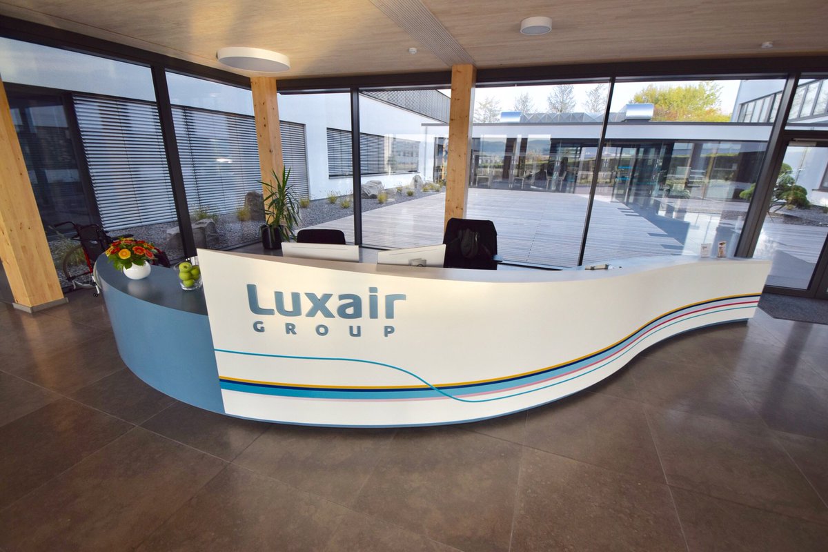 crea_diffusion's tweet image. Banque d’accueil en Corian® Bleu et Blanc Thermoformé.