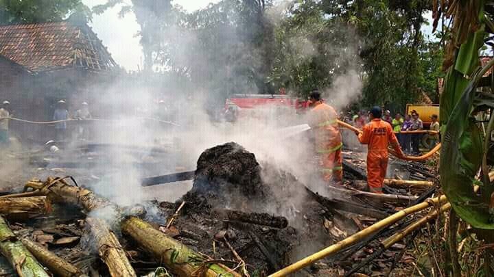 Kebakaran di Desa Ngumbul Kec.Todanan, Satu Rumah Ludes - infoblora.com/2017/10/kebaka… #beritablora <a href="/SatpolPPBlora/">Satpol PP Blora</a> @PolresBlora <a href="/todanan/">Info Seputar Todanan</a>