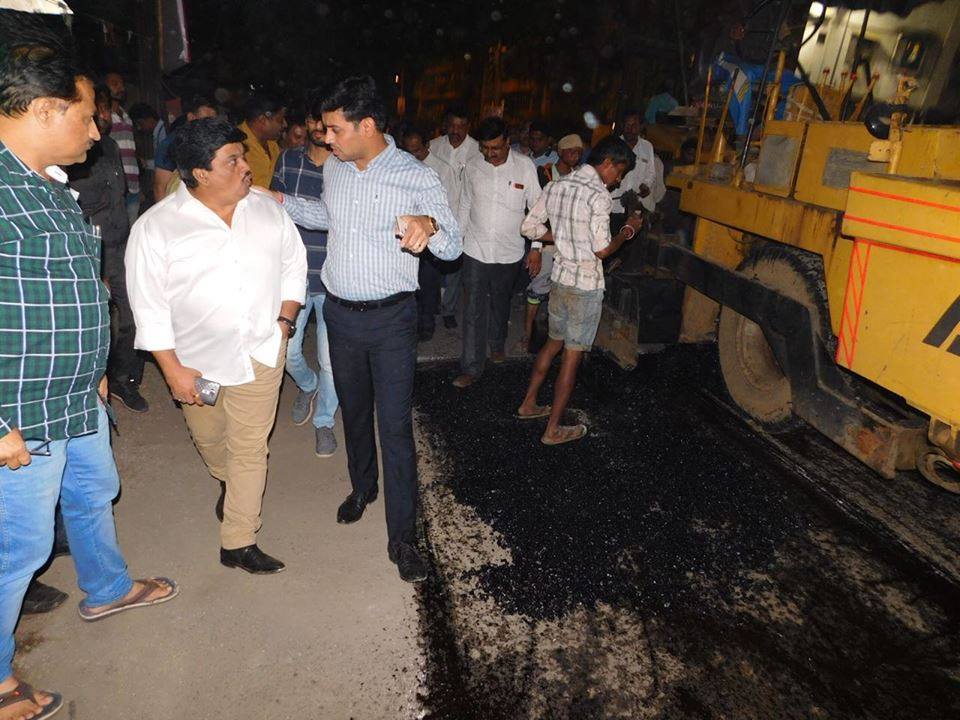 DrSEShinde's tweet photo. Had a site visit to review the ongoing #RoadRenovation work at #CharRasta, #Dombivli – #ManpadaRoad, &amp; #ManjunathVidyalaya. #KalyanLokSabha https://t.co/HWixc5v8TW