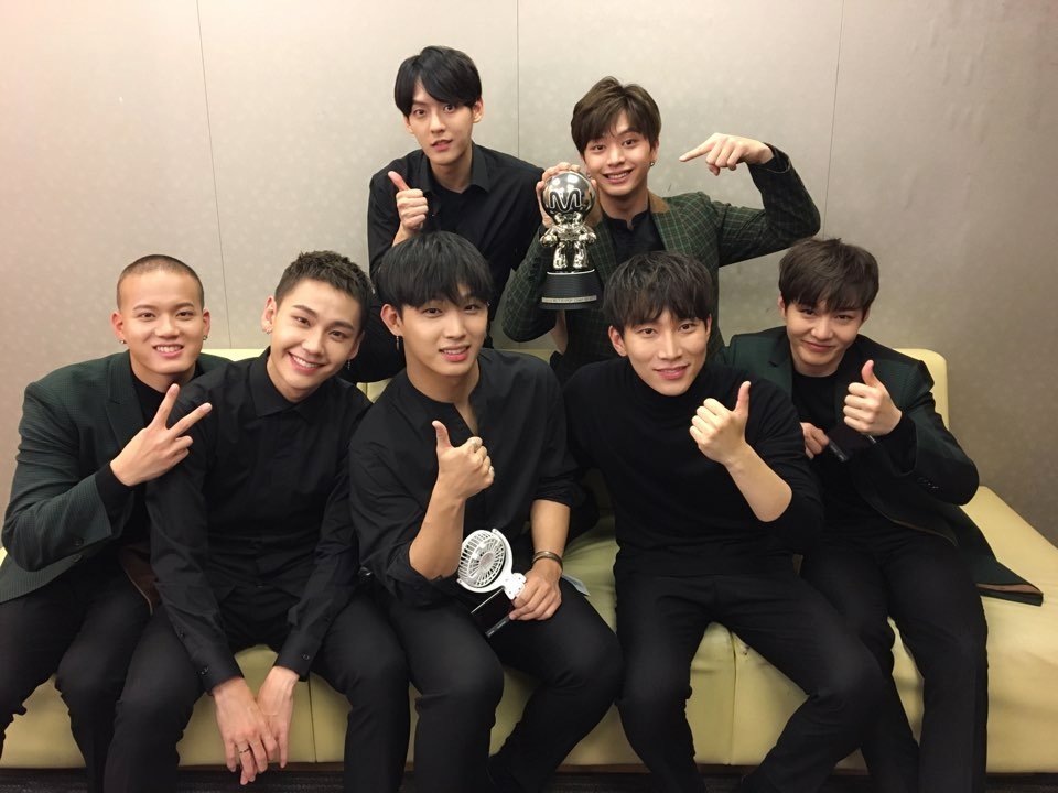 OFFICIALBTOB's tweet photo. [📸] 20171026 @ 엠카운트다운
🎉 엠카운트다운 1위 #비투비 #그리워하다 🎉
 비투비의 1위를 진심으로 축하합니다!🏆

그리고 멜로디 여러분 감사합니다!💙

행복한 밤!🌟 https://t.co/qzbtkWs1Uy