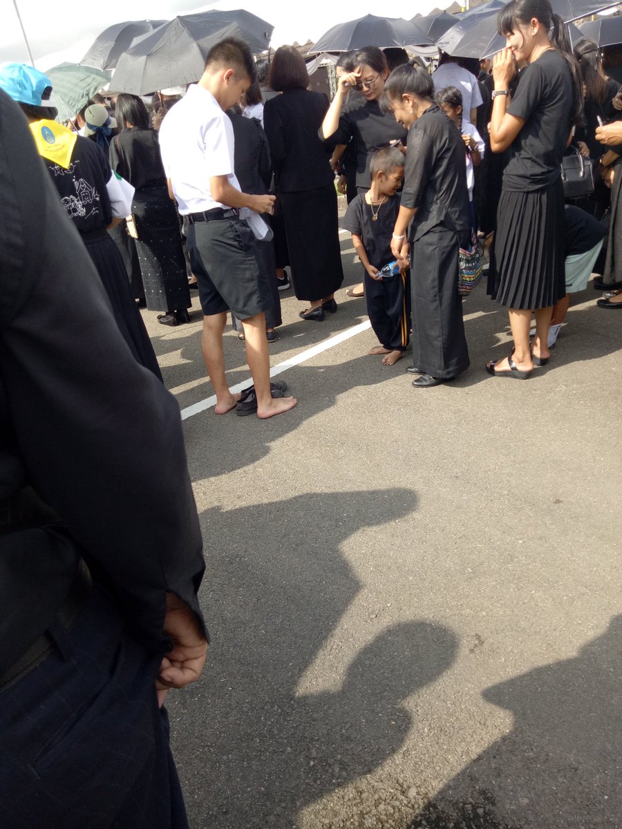 ffairytopiaa's tweet photo. มีน้องคนหนึ่งใส่รองเท้าแตะมาแล้วเขาก็ให้ถอด แต่ไม่คิดว่าจะมีพี่ผู้ชายคนหนึ่งจะยอมถอดถุงเท้าตัวเองเพื่อให้น้องคนนั้นใส่👏👏 #ถวายดอกไม้จันทน์ https://t.co/gMMgilWufs