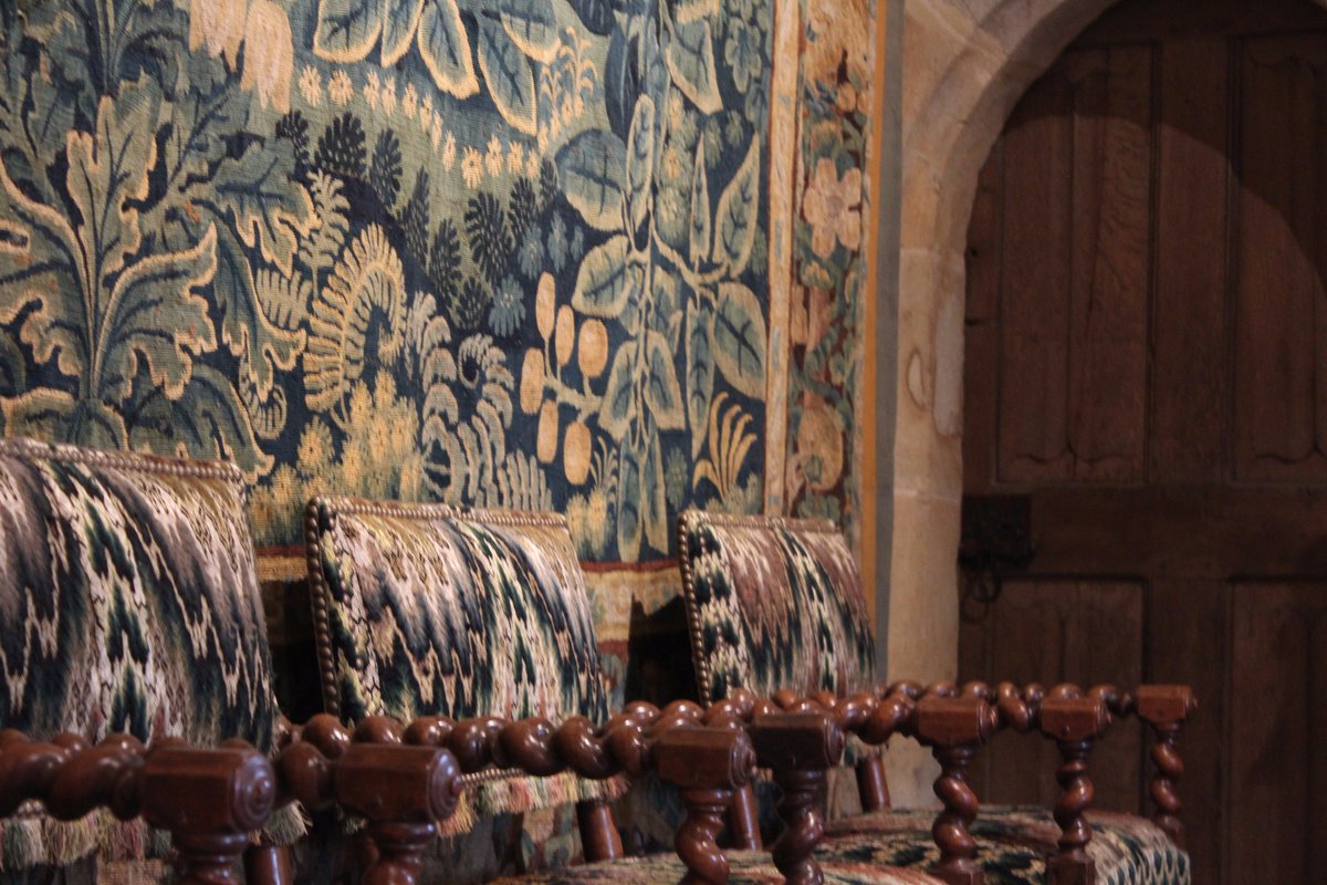 BoisOrcan's tweet photo. Chambre de retrait XVe s. redécorée au XVIIe s. détails chaises époque Henri IV et tapisserie Audenarde.
Photo : LE MEVEL
#Bretagne #château https://t.co/AwKX9iqctv