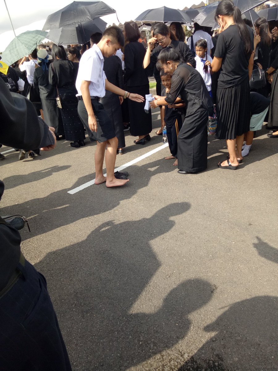 ffairytopiaa's tweet photo. มีน้องคนหนึ่งใส่รองเท้าแตะมาแล้วเขาก็ให้ถอด แต่ไม่คิดว่าจะมีพี่ผู้ชายคนหนึ่งจะยอมถอดถุงเท้าตัวเองเพื่อให้น้องคนนั้นใส่👏👏 #ถวายดอกไม้จันทน์ https://t.co/gMMgilWufs