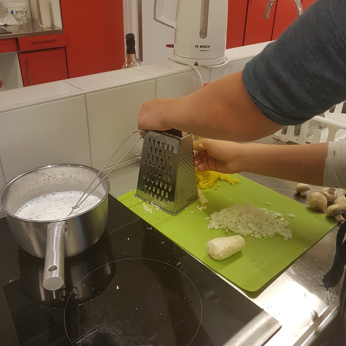 alw_li's tweet photo. Kamratrespons under praķtisk matlagning för att synliggöra vad som står bakom kunskapskraven. #enskoldag #runbacka #metoder #planering https://t.co/D4zlDXhb6G