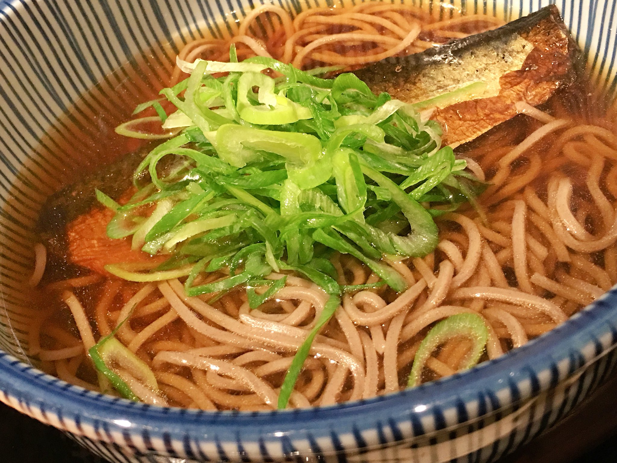 تويتر 村山由佳 時々もみじ على تويتر 東京駅構内にある京都のお蕎麦屋さんで 名物ニシンそばを 子供の頃は嫌いだったのに いつからか大好きになったものの一つ 懐かしいなあ 隣のサラリーマンより早く食べ終わり お宿に到着 色々買ってきたので これから