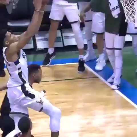 The Greek Freak gets it DONE!!  #FearTheDeer https://t.co/BRsiXE2ZuP