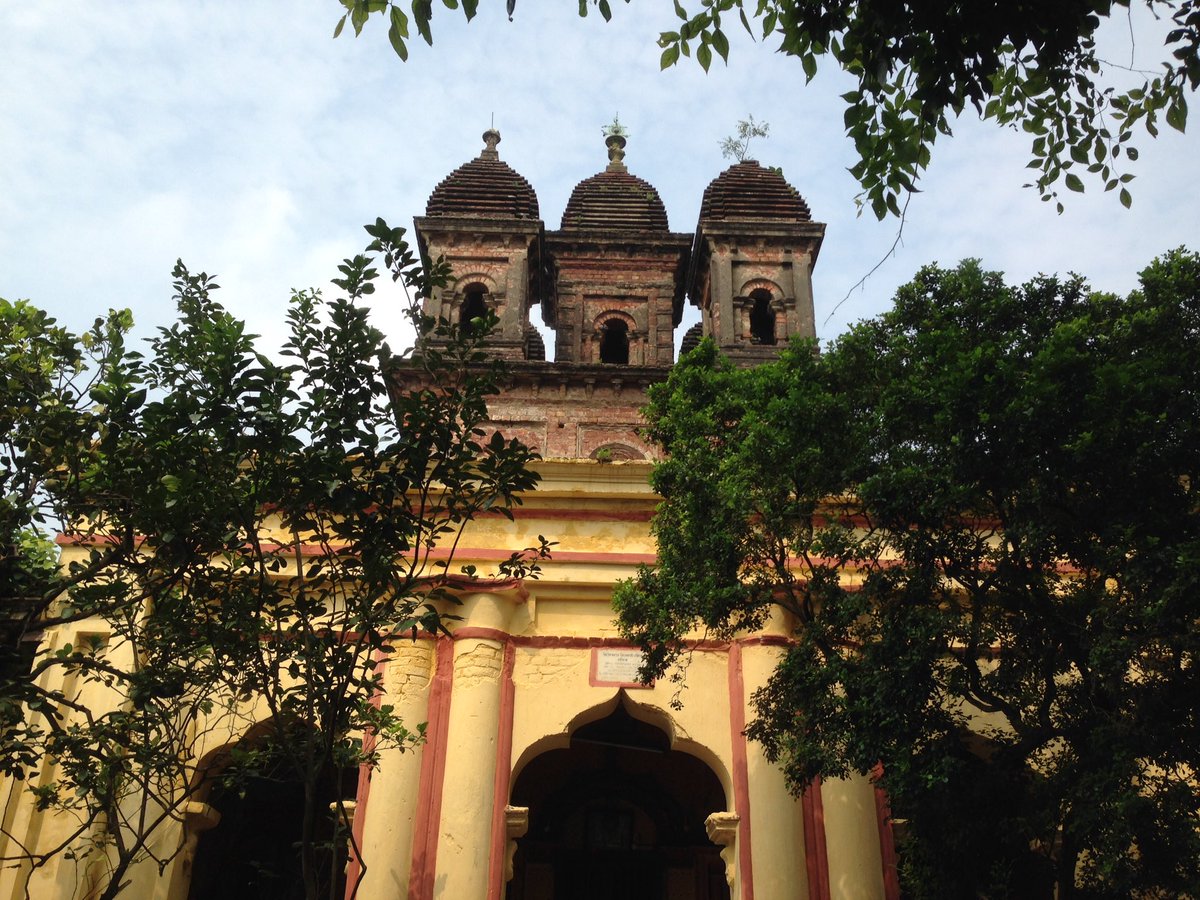 chelsea_mcgill4's tweet photo. We just stumbled upon this 1912 Kali temple while pandal-hopping in #Chandannagar with @heritagewalkcal https://t.co/RJozRshXNf