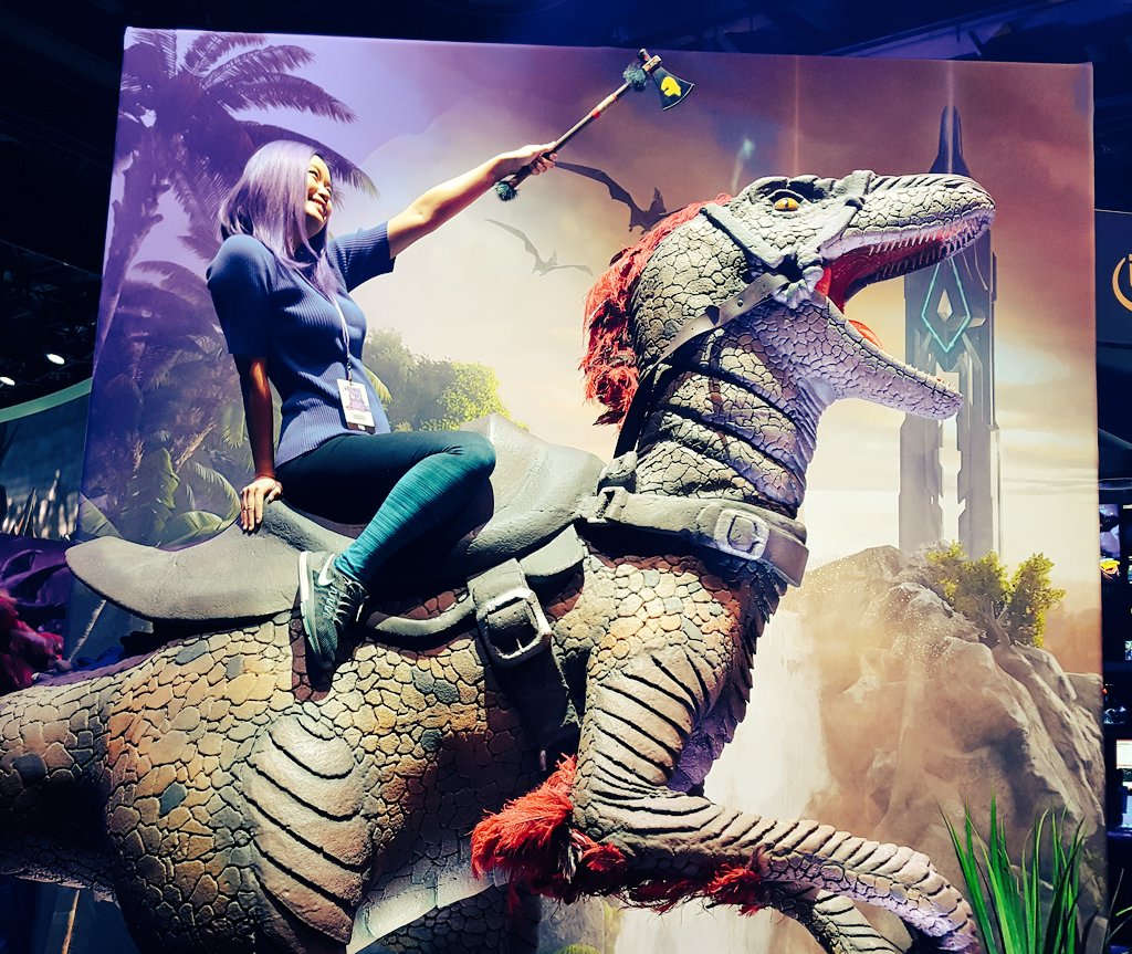 MiniAppl3's tweet image. Me with the only weapon that I know how to make in @survivetheark #TwitchCon2017