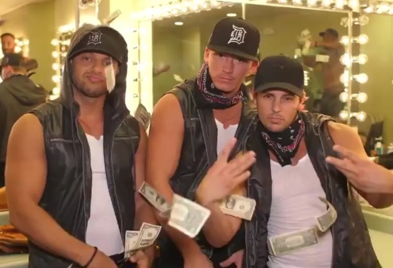 Strip_n_please's tweet image. Living the thug life backstage.