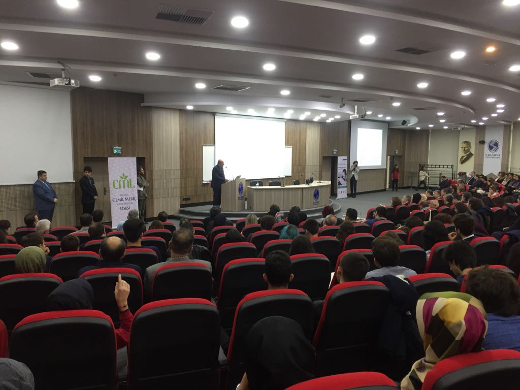 Sempozyumumuzun açılış konuşmaları gerçekleştiriliyor.