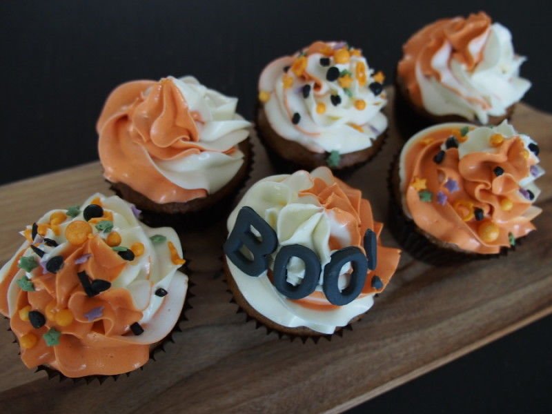Spice up your #Halloween with these GF #vegan #SpicedPumpkin Cupcakes! 🎃BOO! 👻 ow.ly/MPwY30g8nML