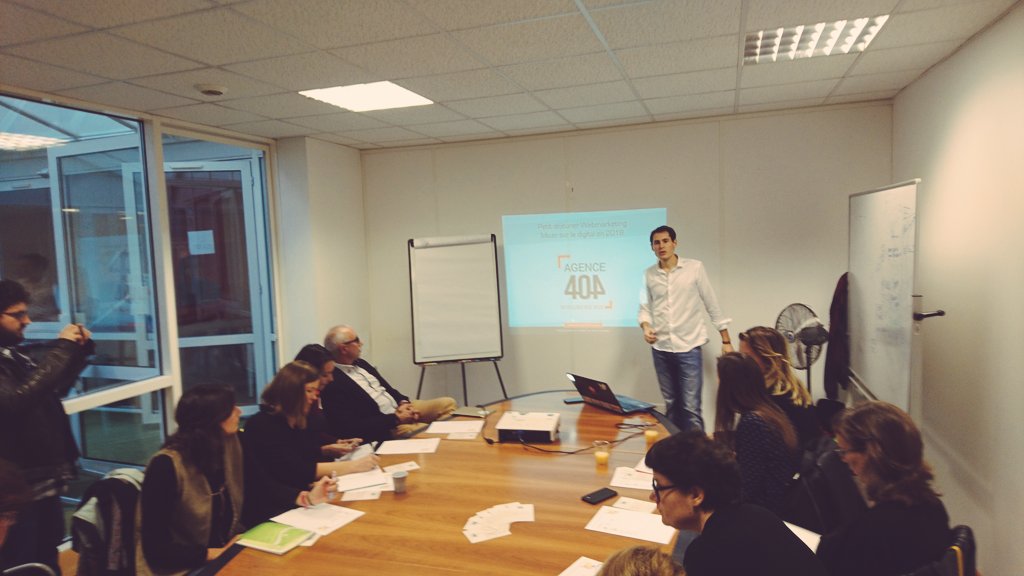 Agence404's tweet photo. Le #PDJ404 @We_Forge débute ! Une salle comble pour des conseils de plans d'actions 2018 efficaces par @Vchavinier https://t.co/TNdmFNyFPm