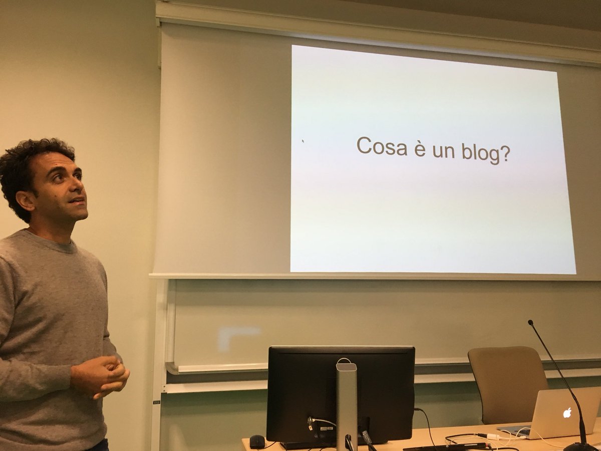 agneseh's tweet photo. La lezione di @RiccardoE comincia con una domanda.

Un blog è
- diario
- vetrina
- dialogo
- strumento di #InboundMarketing 

#SMMUnito17 https://t.co/XbCYvoV0Ch