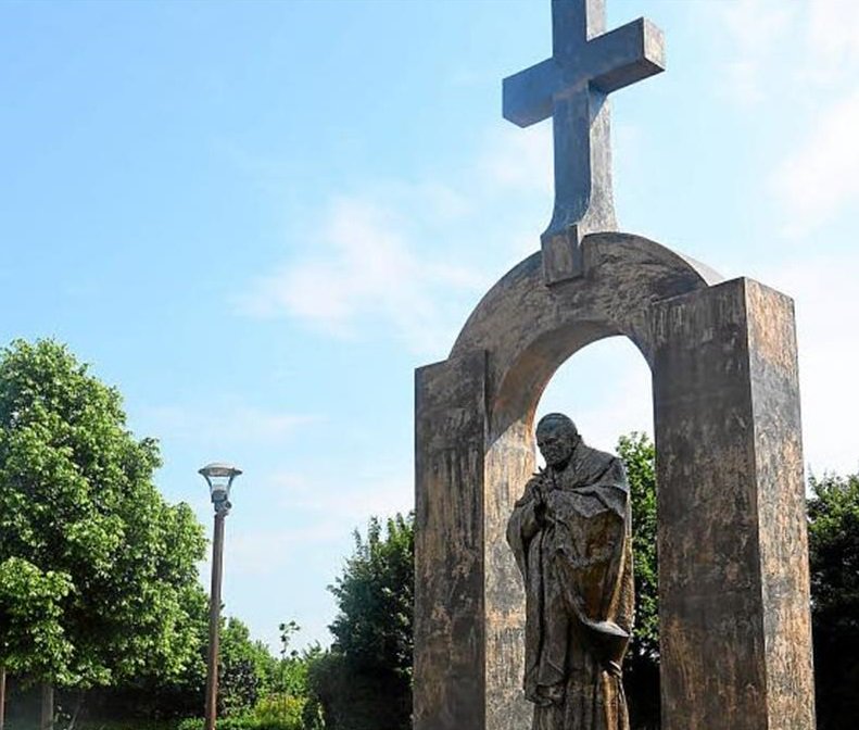 acs_italia's tweet photo. #Francia: Consiglio di Stato rimuove croce da monumento a #SanGiovanniPaoloII per legge del 1905. Cosa rimane della cristiana #Europa? https://t.co/laqUsnD64h