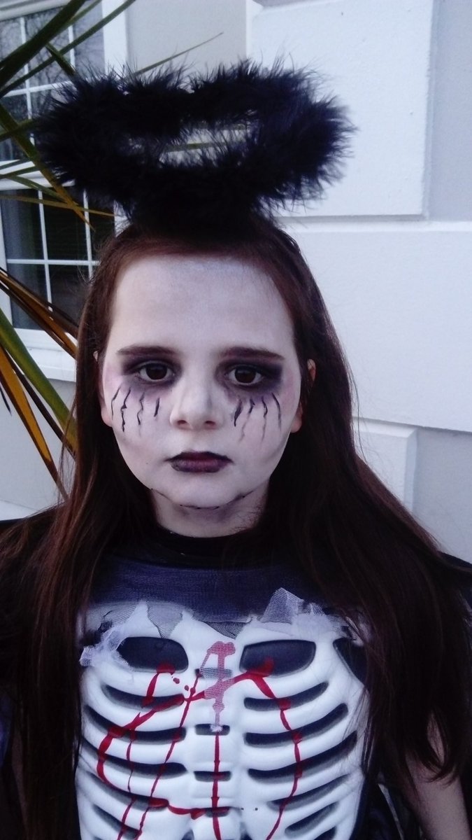 ShazMcCD's tweet photo. Abbie all excited to go to her big sisters school today for the P6 #Halloween events @StCeciliasDerry #fallenangel https://t.co/K8pDrEgJ0U