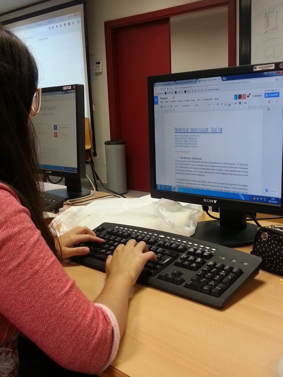 LeticiaPoza_UJI's tweet photo. Redactando el proyecto de radio escolar #kidsFM #MI1013A @AnaPradesUji @africauji @AlbaValienteuji @RaquelBoix97 https://t.co/weeM2qBCu5