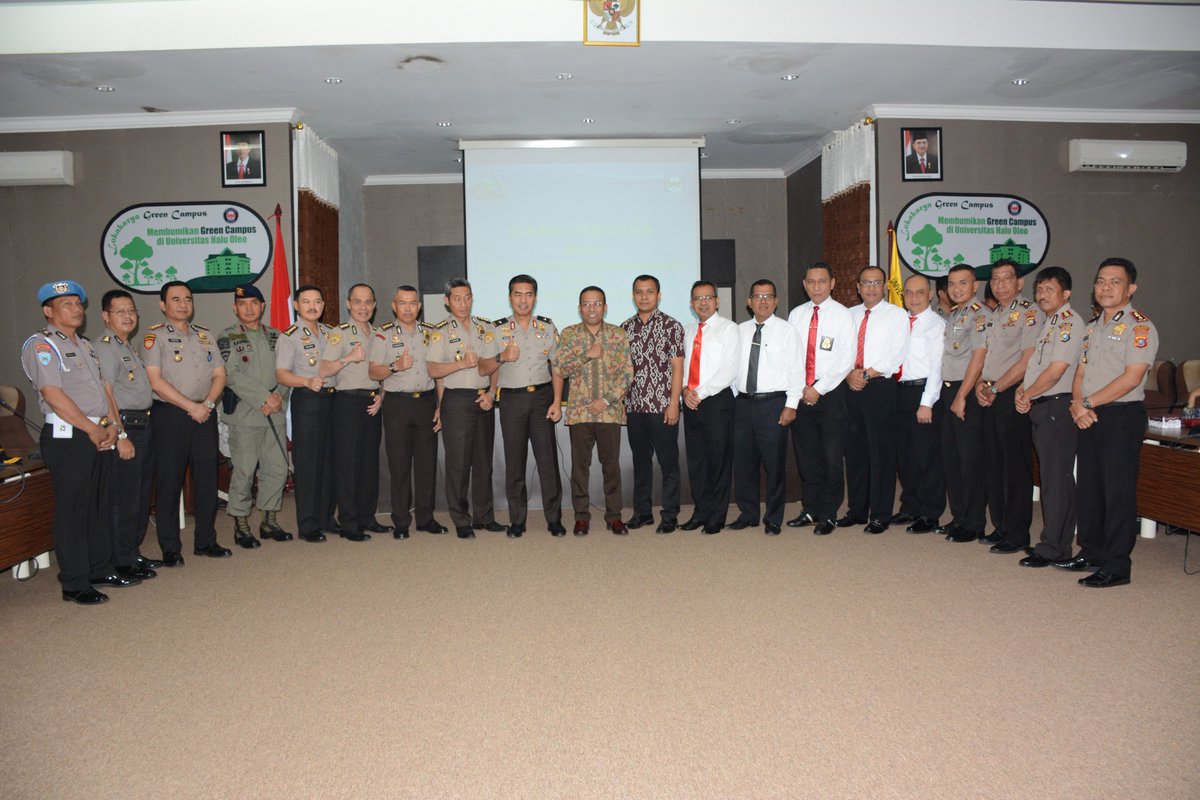Humas_UHO's tweet photo. Foto Kegiatan Penandatanganan Kerjasama/MOU Antara Kepolisian Negara RI &amp; Universitas Halu Oleo 

#Kendari,14 Agustus 2017 #RuangRapatSenat https://t.co/QDojldBgzG