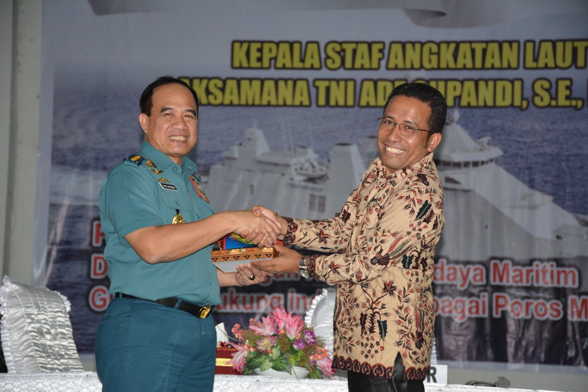 Humas_UHO's tweet photo. Foto Kuliah UMUM Bapak KASAL (Laksamana TNI Ade Supandi, S.E., M.AP)

#AUDITORIUMMOKODOMPITUHO #tgl 09-09-2017 https://t.co/3VTKDe0DhB
