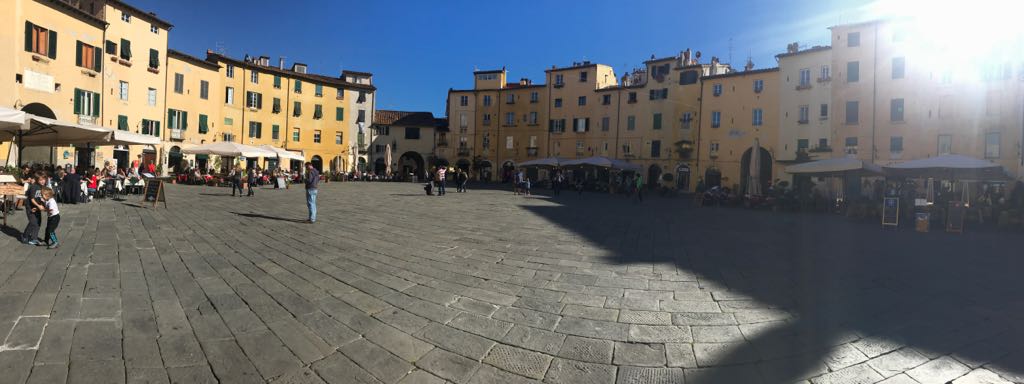 dingdongdonovan's tweet photo. Exploring Lucca. Beautiful architecture, food and weather 🌞🌞🌞 #travelmore #Italy #Lucca #Octobertravel https://t.co/LRiutAj49o