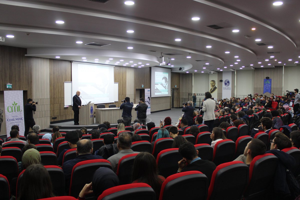 Prof. Dr. Nabi AVCI konuşmalarını gerçekleştiriyor.