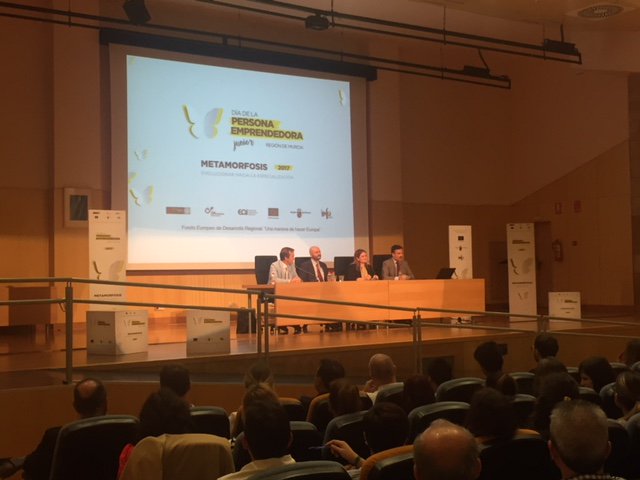 infoRMurcia's tweet photo. Ya ha llegado el #DIAPEJunior! Y ahora mismo se inaugura en el Auditorio Ágora del Centro Social de la @UMU #BienvenidosATodos https://t.co/OQT9khY0Xh