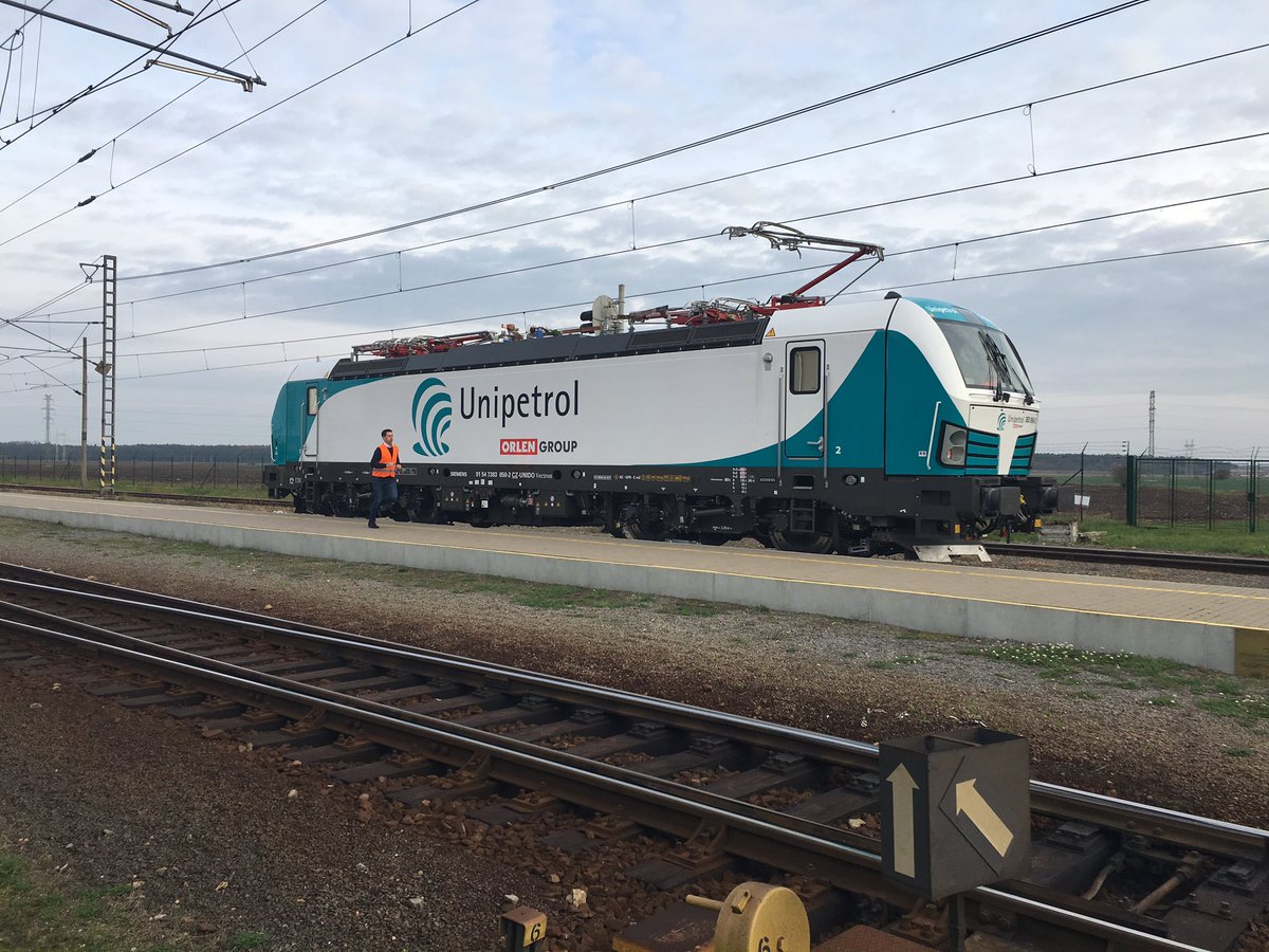 EduardPalisek's tweet photo. Na zkušebním okruhu jsme @SiemensCzech předali lokomotivou #Vectron pro @unipetrolcz. Při zkušební jízdě jsme dosáhli 200km/h. Krásná jízda! https://t.co/PMDxBYGVwX