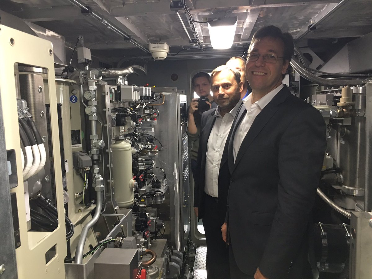 Na zkušebním okruhu jsme <a href="/SiemensCzech/">Siemens Czech</a> předali lokomotivou #Vectron pro @unipetrolcz. Při zkušební jízdě jsme dosáhli 200km/h. Krásná jízda!