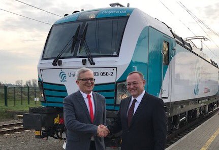 EduardPalisek's tweet photo. Na zkušebním okruhu jsme @SiemensCzech předali lokomotivou #Vectron pro @unipetrolcz. Při zkušební jízdě jsme dosáhli 200km/h. Krásná jízda! https://t.co/PMDxBYGVwX