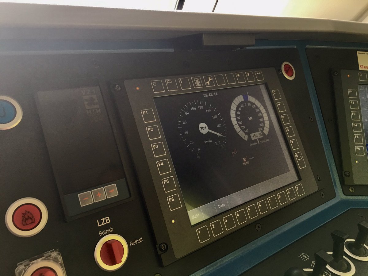 EduardPalisek's tweet photo. Na zkušebním okruhu jsme @SiemensCzech předali lokomotivou #Vectron pro @unipetrolcz. Při zkušební jízdě jsme dosáhli 200km/h. Krásná jízda! https://t.co/PMDxBYGVwX