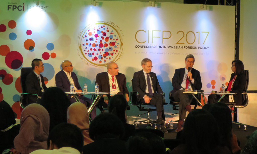 CanEmbIndonesia's tweet photo. Kami menikmati hari yg sgt berkesan di acara #CIFP2017! Terima kasih Pak @dinopattidjalal & semua yg berkunjung ke stan 🇨🇦! https://t.co/u83S51pujy