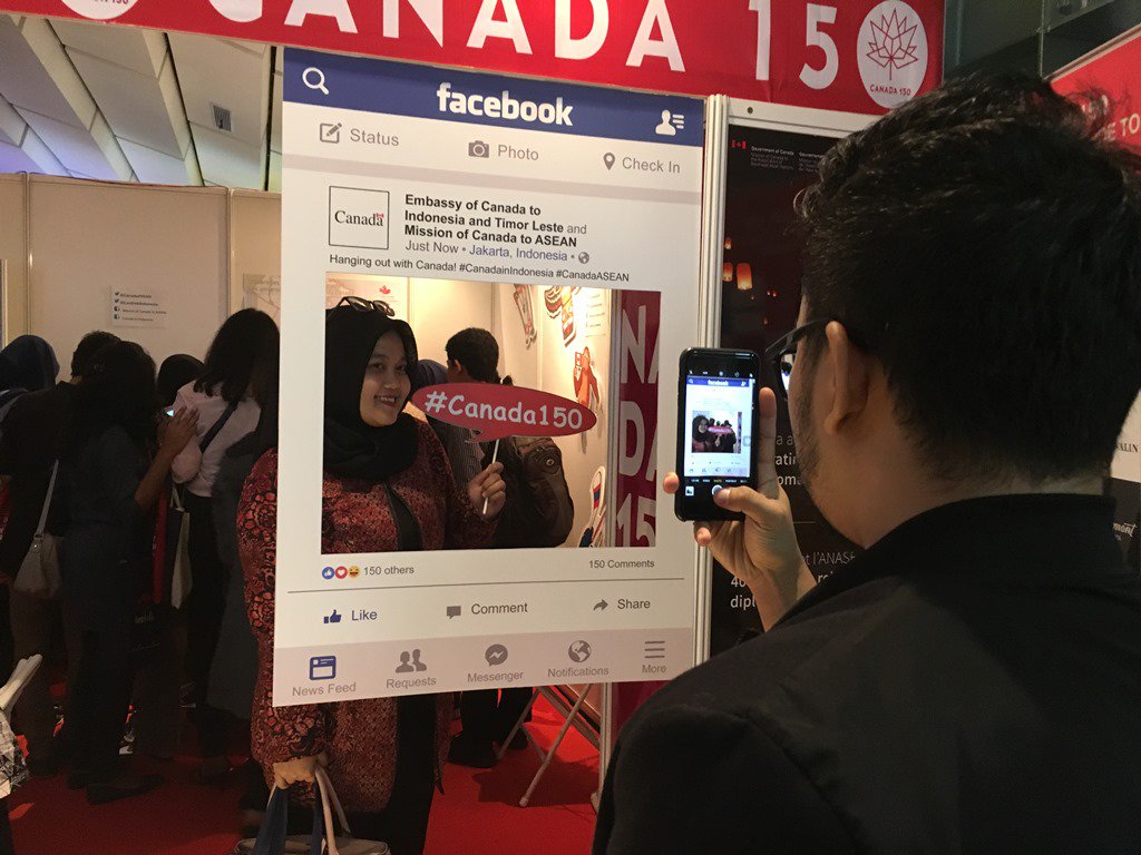 CanEmbIndonesia's tweet photo. Kami menikmati hari yg sgt berkesan di acara #CIFP2017! Terima kasih Pak @dinopattidjalal & semua yg berkunjung ke stan 🇨🇦! https://t.co/u83S51pujy