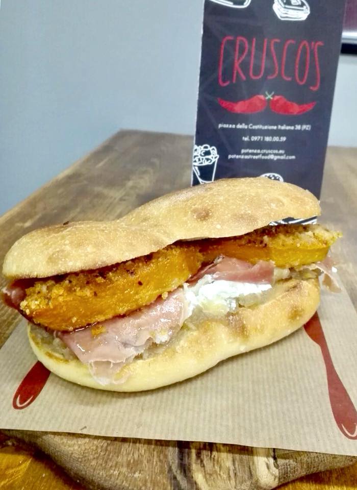 GustatiUnPepero's tweet photo. Ad #Halloween ogni #zucca vale. In #Basiliata l'autunno la zucca diventa un must culinario. Vi aspettiamo a mangiare il vero #streetfood. 🎃🦇 https://t.co/q6ksvzSrUH