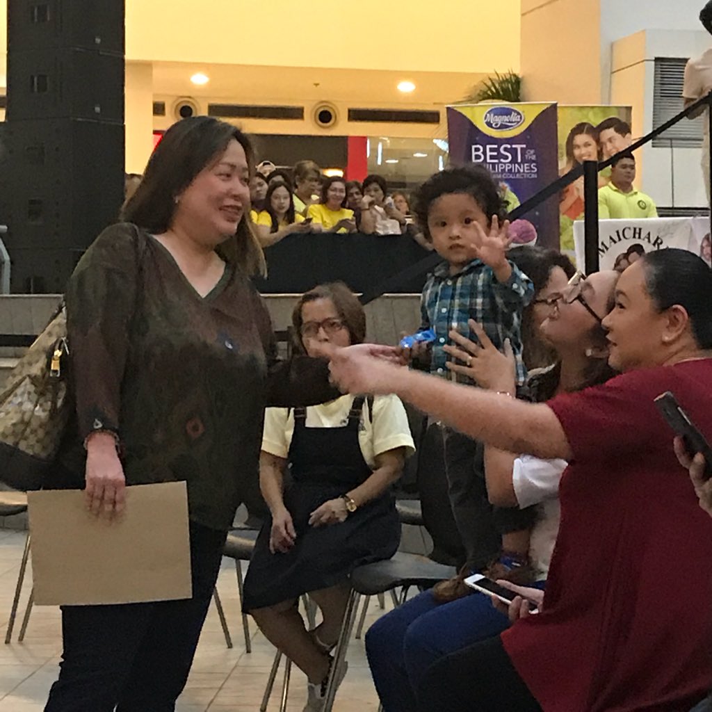 stephaneegss's tweet photo. Matti be like: "Hi fans!" #ALDUB119thWeeksary #YIATGBookLaunch https://t.co/zgrp0OLkJs