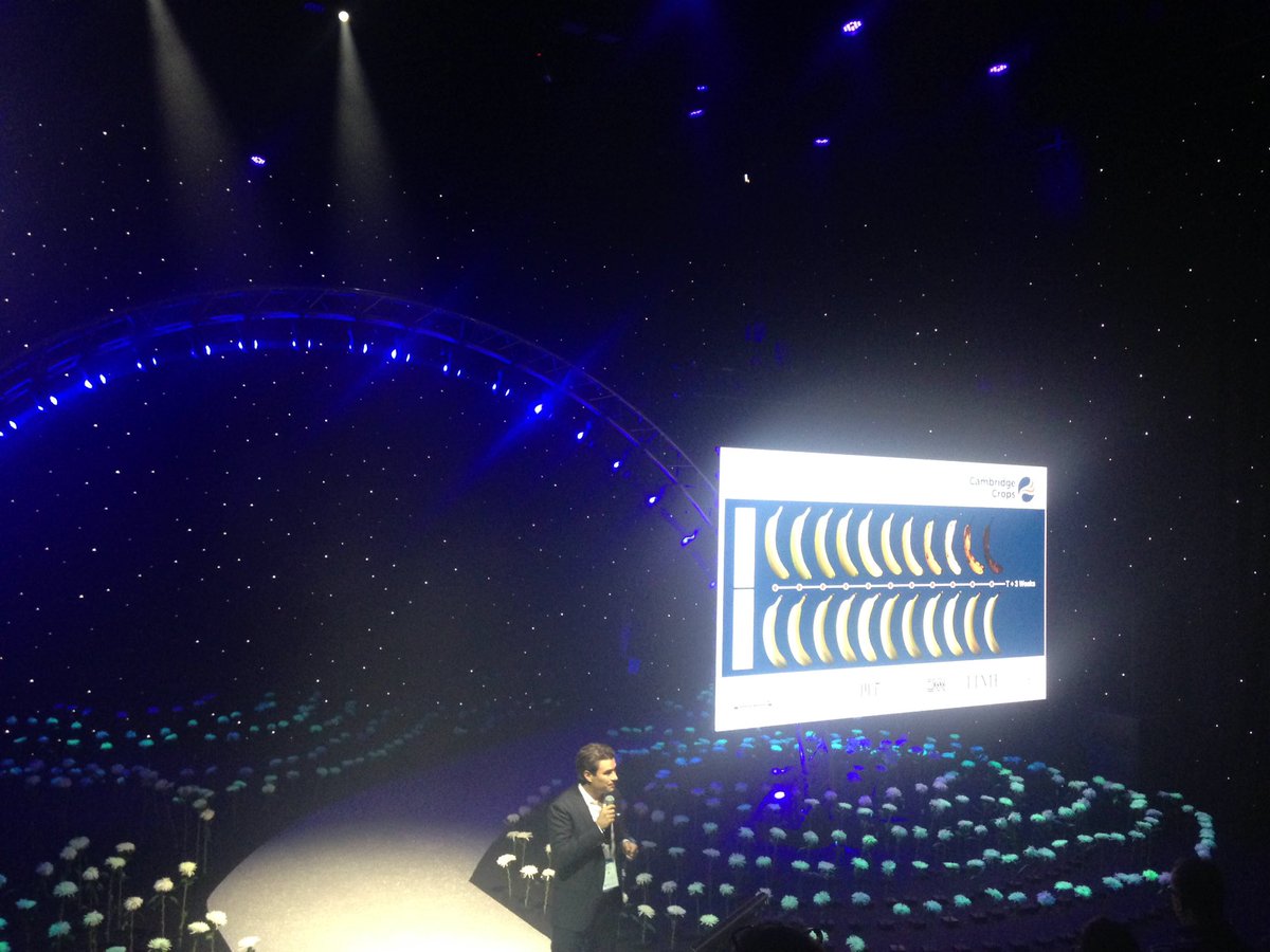 ProteinesXTC's tweet photo. #HTC2017 la #startup @Cambridge_Crops enveloppe nos produits pour éviter le #gaspillagealimentaire ! Et c'est comestible ! @hellotmrc #waste https://t.co/VSP6yrGcgU