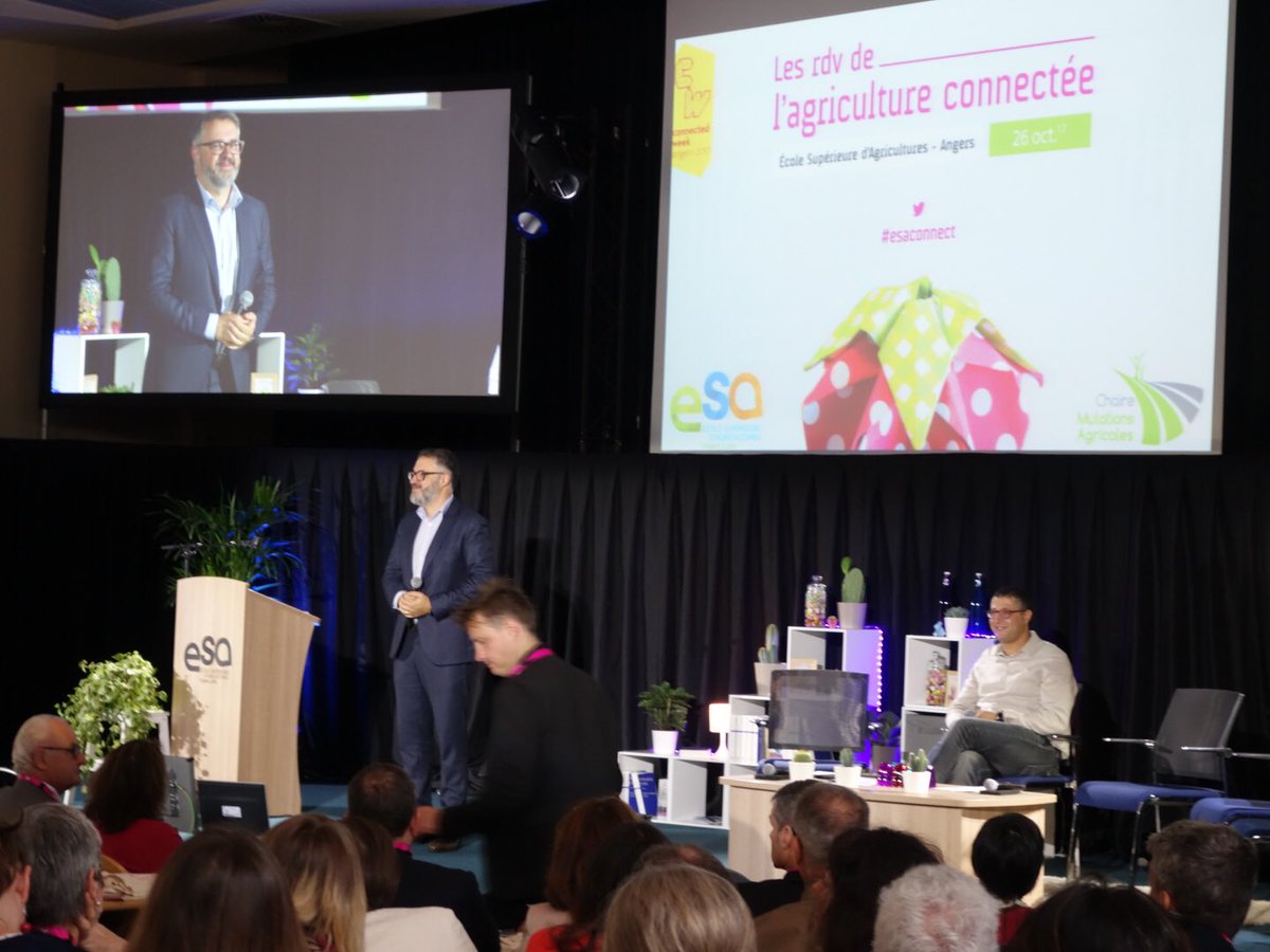 Angers's tweet photo. #Esaconnect salle pleine ce matin pour le RDV de l’#Agriculture connectée à #ANGERS #connectedweek https://t.co/3d8NPlt9cI