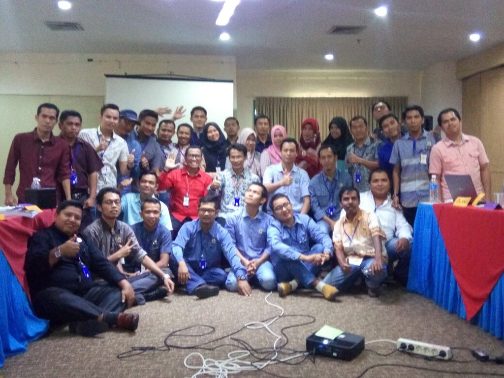 MAHPUD_01's tweet photo. Pelatih dan Peserta pada kelas Umum Ruang Raden Mataher
#pratugasPDP/PDTI
@EkoSandjojo 
@taufikmadjid71 
@Ery_Junaidi 
@bangrahmanali https://t.co/3r7hXqx1VN
