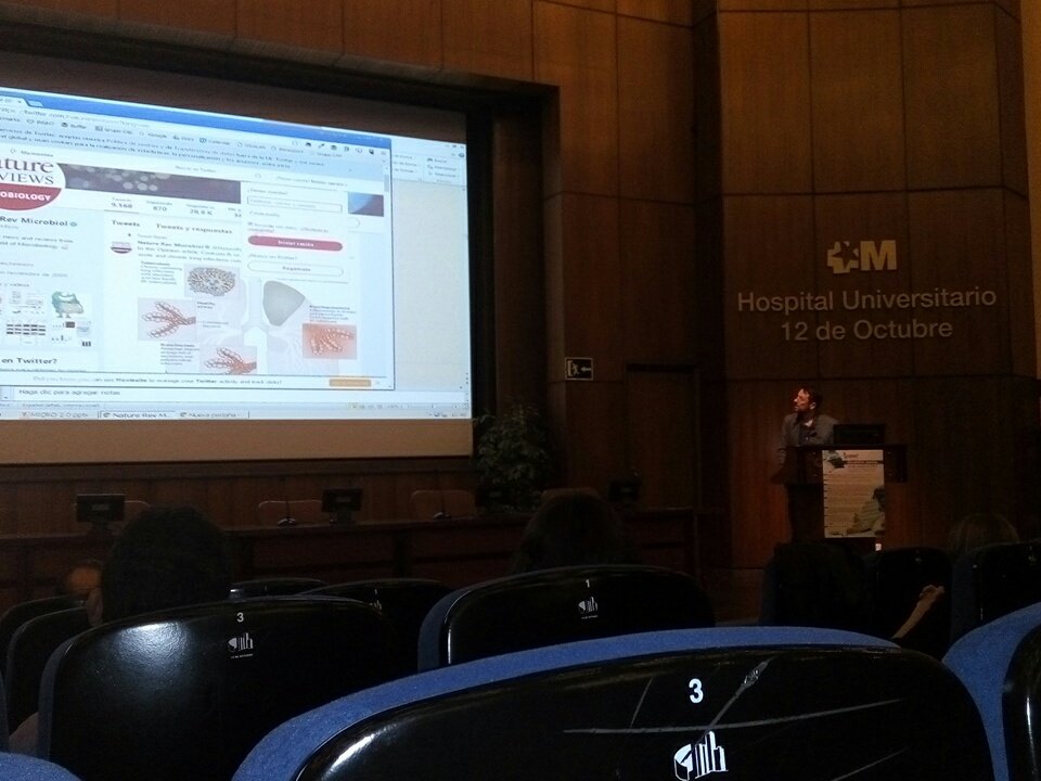 IkerMicroJ's tweet photo. #SMMC2017 Julio García como "influencer" de la Microbiología en las redes sociales @miqme @pacificjulio @MercedeSubirats @joserrapa https://t.co/oBqp4Odgtx