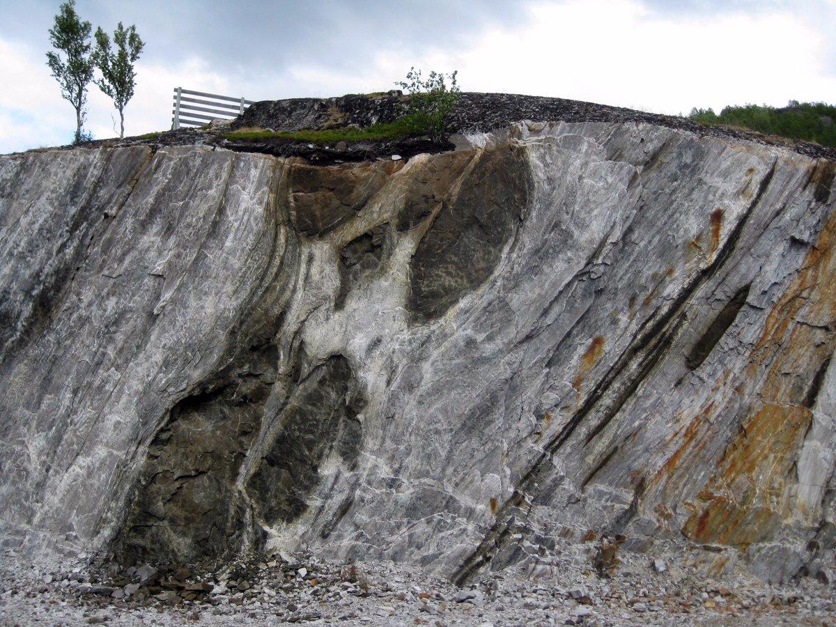 TSG_MSG2018's tweet photo. Another boudinage of the day for the #TSG_MSG2018 @EarthSciPlymUni friends :) From the Seiland Igneous Province, Norway. https://t.co/n3nUEgQQPL