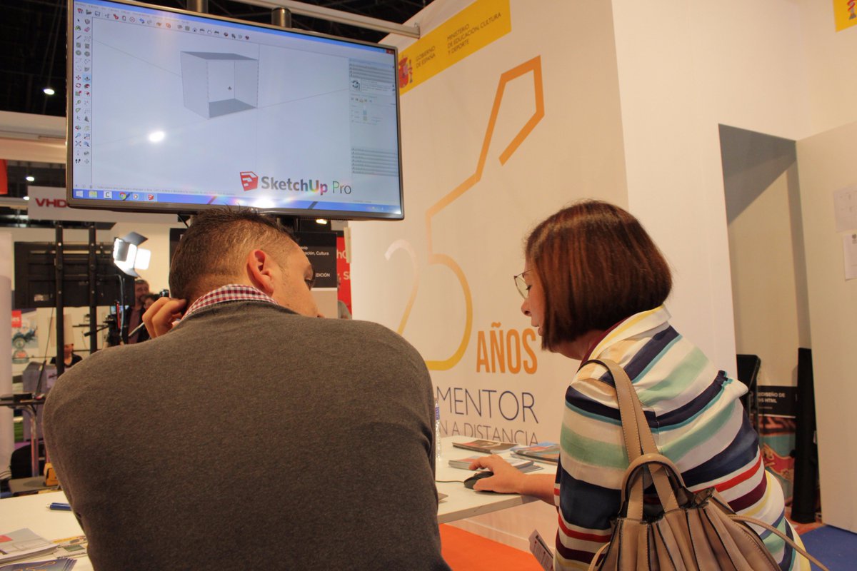 AulaMentor_sede's tweet photo. Un placer tener al equipo de @Cepa_Abril aprendiendo #Sketcch-Up con @Alex_iscarnet @iscarnet en #SIMOEDU17 😀👨‍💻 https://t.co/lkKTkDOCod