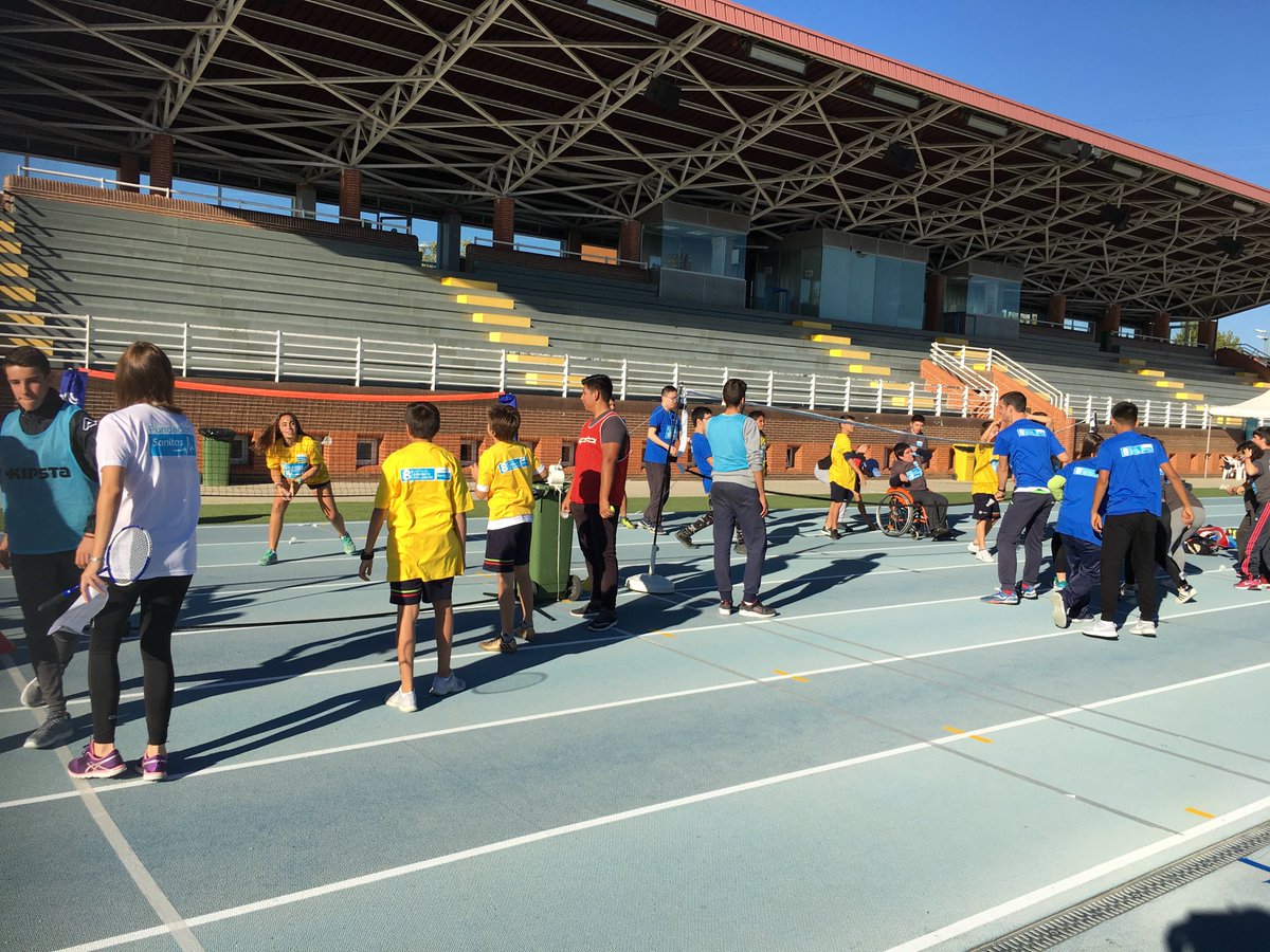 F_Sanitas's tweet photo. Practicando bádminton inclusivo en el #8DXTinclusivo ¡Disfrutando del #deporteinclusivo! https://t.co/s7ylq0X4CS