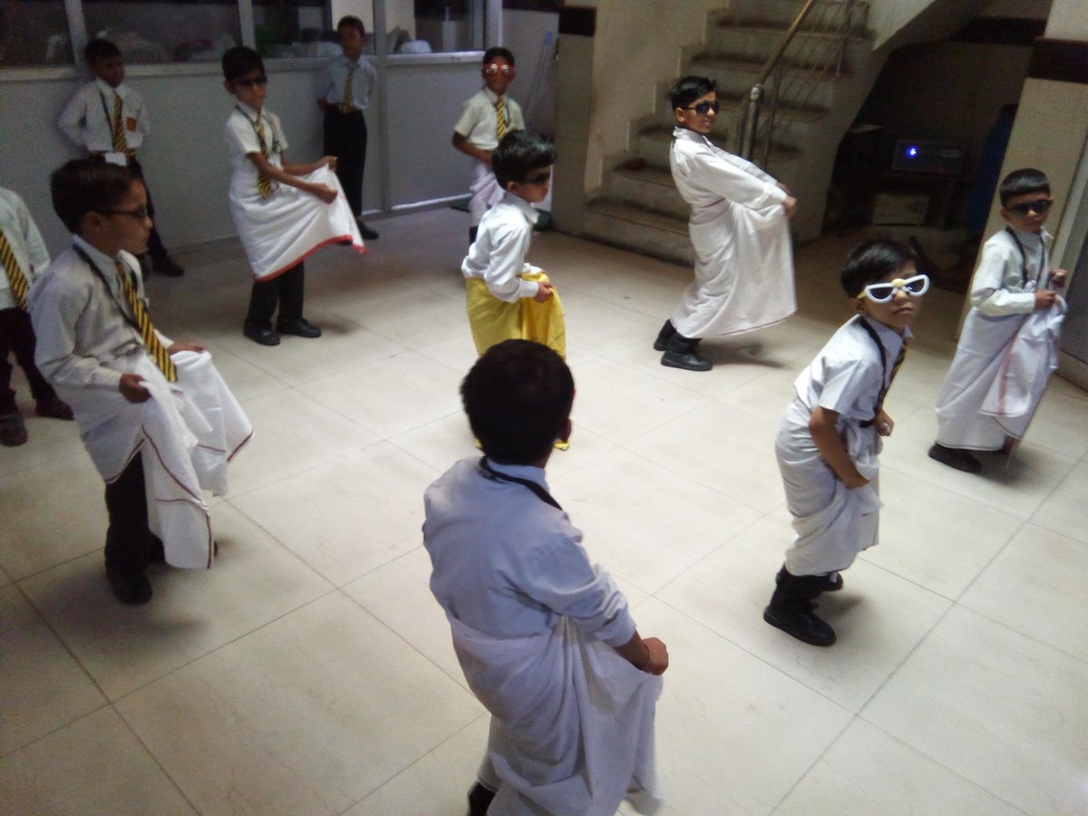 RahiiViruss's tweet photo. It's lungi dance from junior Awagarh public school choreograph #Rahii #Viruss https://t.co/uqxJ6JIRAp