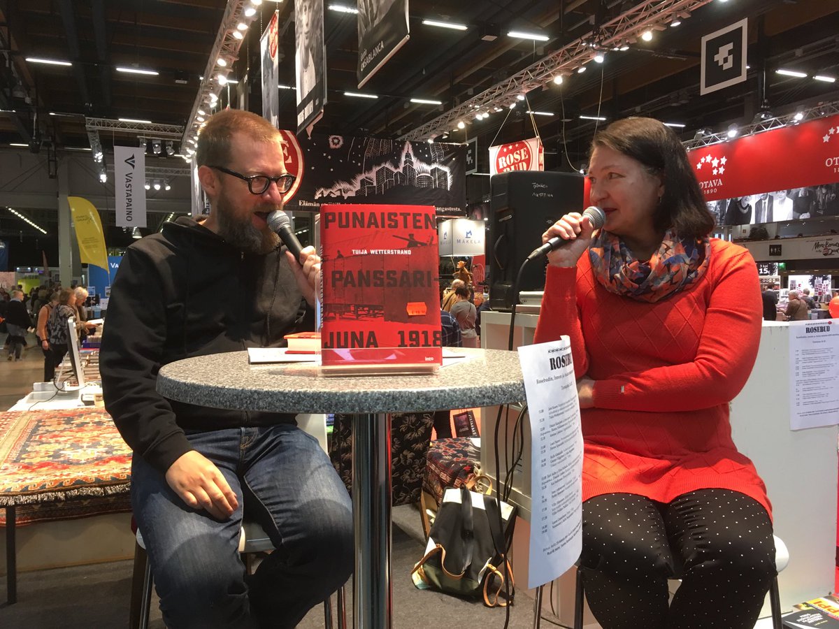 #Kirjamessut #PunaistenPanssarijuna tähdenlentoni <a href="/RosebudBooks/">Rosebud Books</a> lavalla. Kiitos <a href="/TimoKalevi/">Timo Kalevi Forss</a> <a href="/intokustannus/">Into</a> ja yleisö