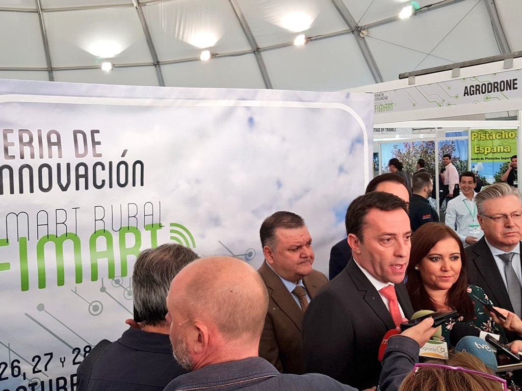 huerta_digital's tweet photo. #FIMART17 ➡ El sector agroalimentario nos puede dejar pasar la oportunidad de subirse al carro de la innovación más puntera 🛰️🚜👨‍🌾🌱 https://t.co/zLCgfRZnvv