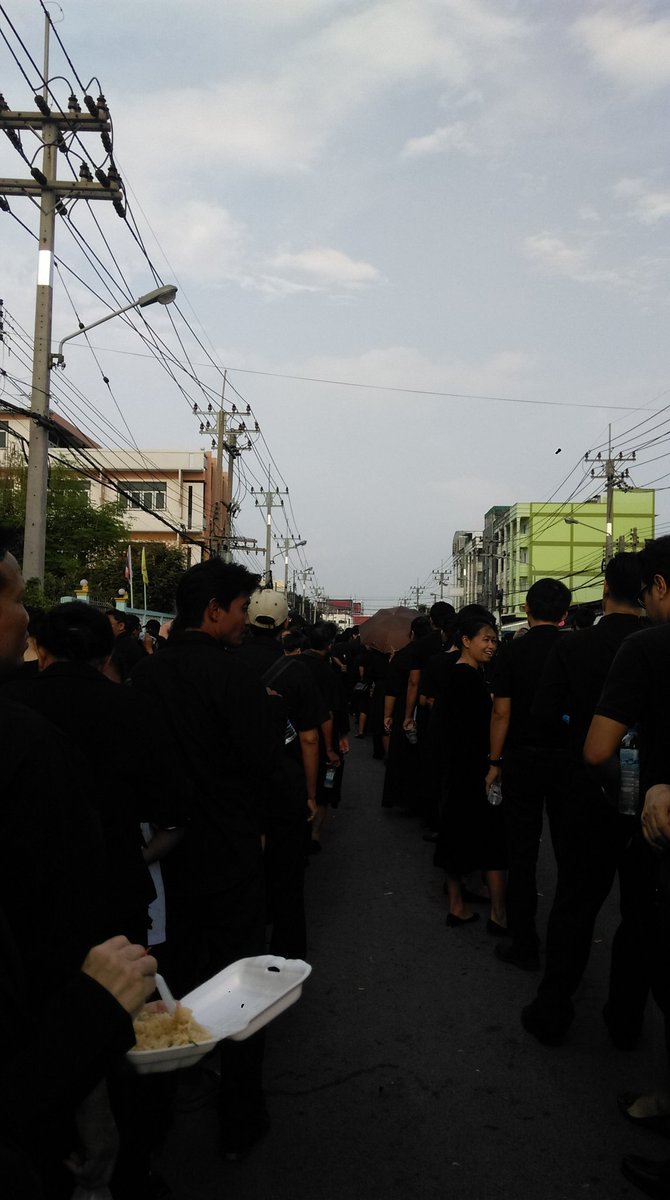 i_is's tweet photo. @js100radio #วางดอกไม้จันทร์วัดเจษฯ#แถวไม่ขยับเลยค่ะ ยืนนิ่งๆเมื่อยกว่าเดิน https://t.co/oM6t9b9p5u