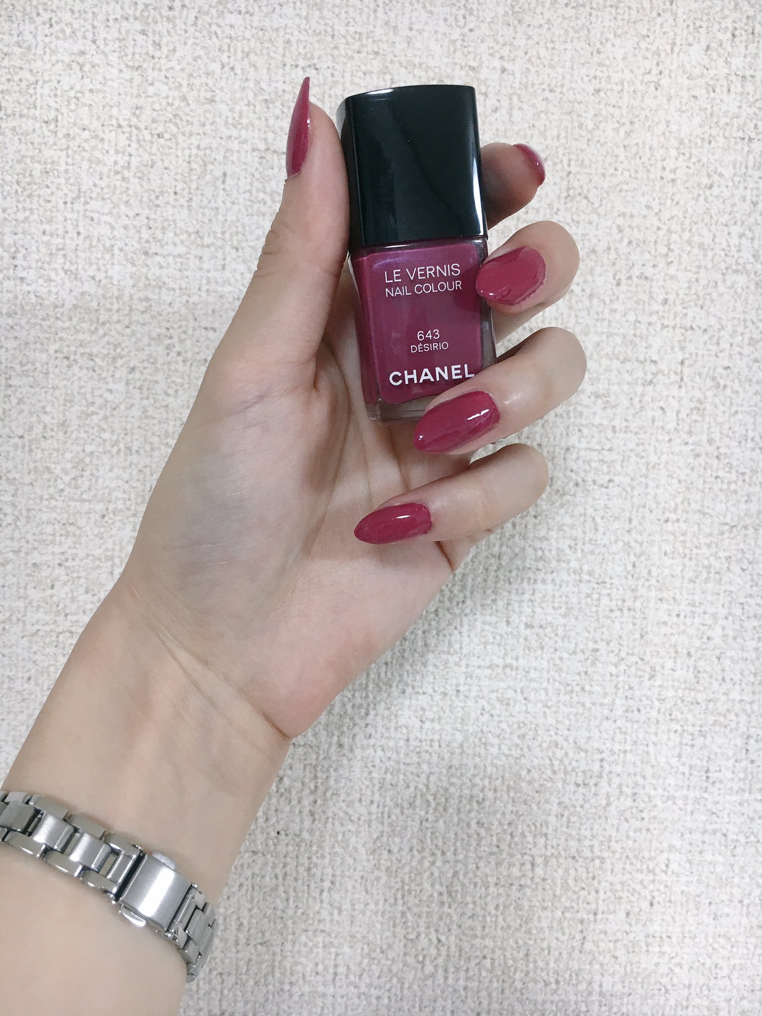 𝕋𝕠𝕗𝕦 Chanelヴェルニ 643デジリオ ブルベ冬にぴったりで可愛い色 確か限定色やったと思う １回でも綺麗に発色するけど２度塗りしていつものごとく上からopiのプランピングトップコートを重ねてうるうるテカテカのジェル風に ネイル ポリッシュ