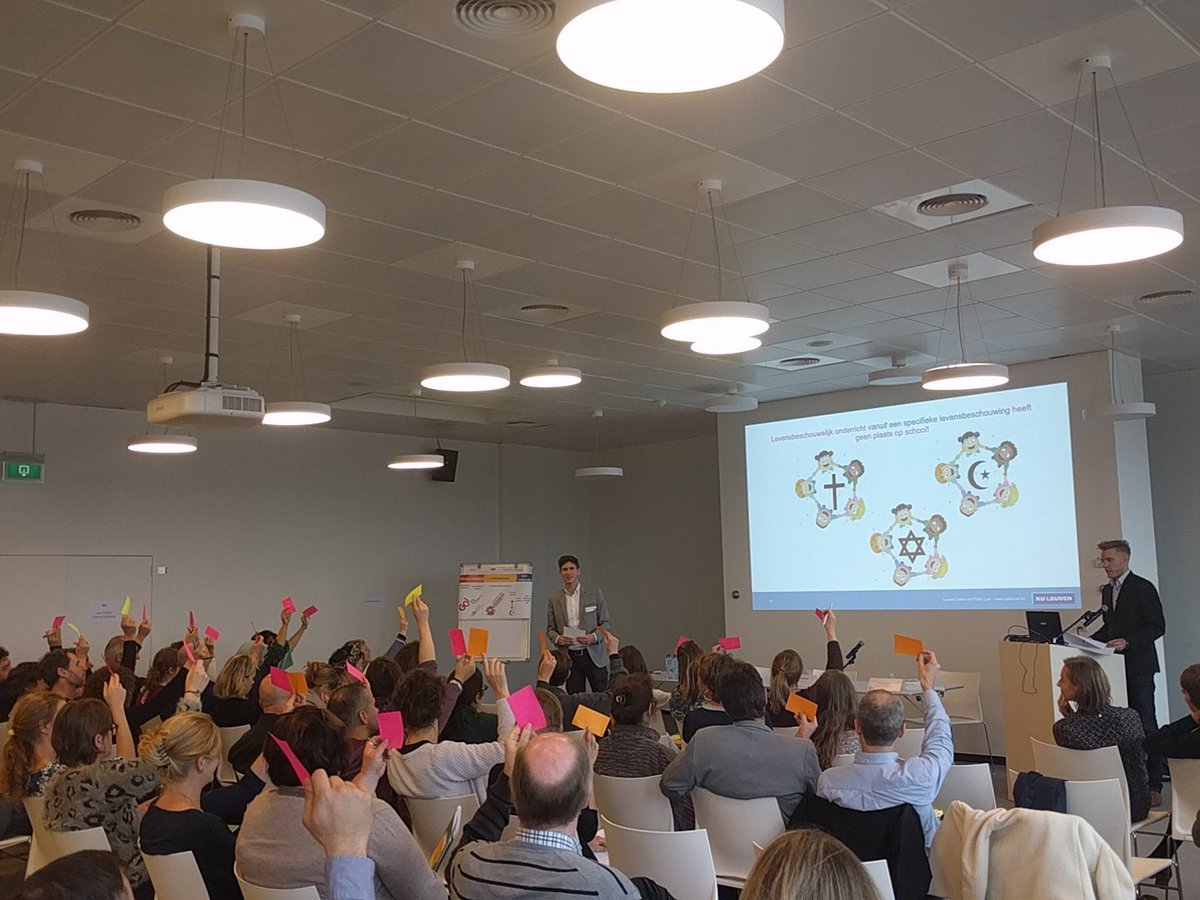 EvelineMeyl's tweet photo. Interessante presentatie met concrete cases: wat zegt de wet in discussies over levensbeschouwing op school? Wat is verplicht & waar keuze van school? #RoSt2017 #kinderrechten https://t.co/8hzdTgGaIN